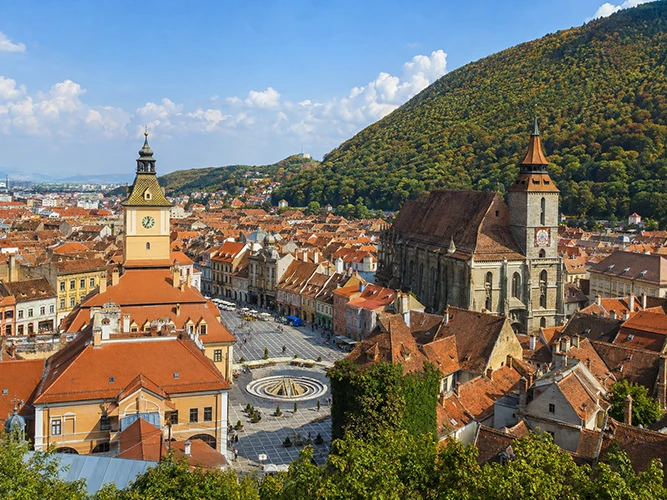 Панорама старого города Брашова и историческая площадь во время путешествия по Румынии