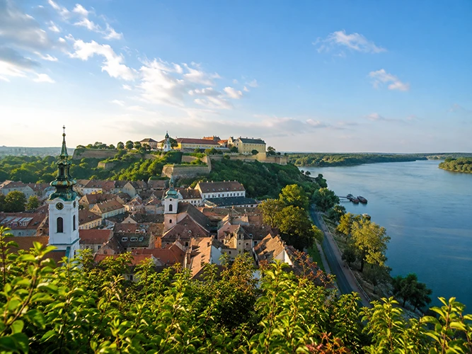 Панорама Нови-Сада и Петроварадинской крепости на берегу Дуная во время путешествия по Сербии